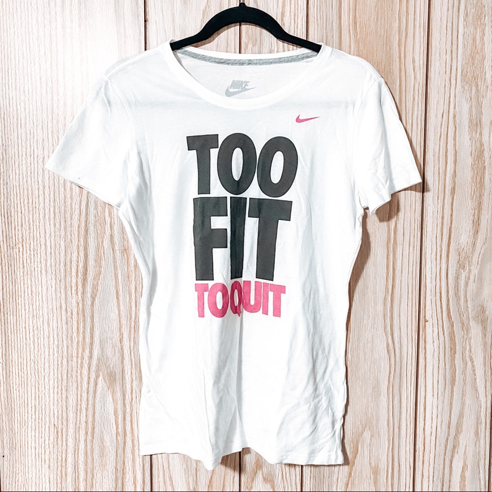 ⭐️Nike Shirt in White Medium size Short Sleeve